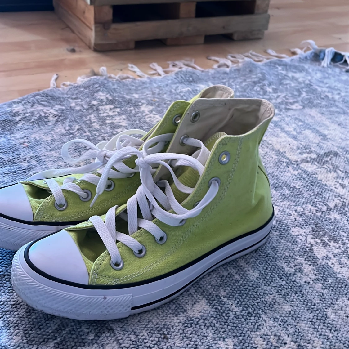 Ljus gröna converse 