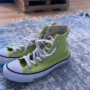 Ljus gröna converse  - Använde bara en gång innan dom blev för små för mig