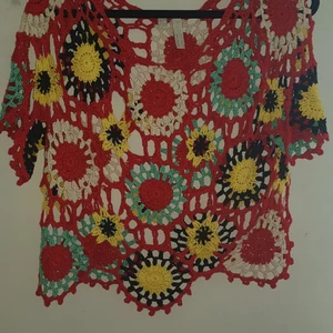 Virkad tröja - Dags för festival sommar?  Söt cool virkad tröja med röd bas strl ca 44/46 men passar även Small som jag har. 