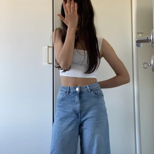 Blåa jeans - Säljer dessa blåa jeans från h&m i storlek S  De är jättefina och har inga defekter och använda någon gång bara. Säljer de för 200 +frakt.