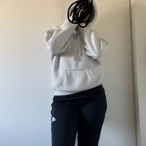  Säljer dessa Adidas tränings byxor som jag beställde online i storlek M. Inga defekter och använda någon gång bara. 