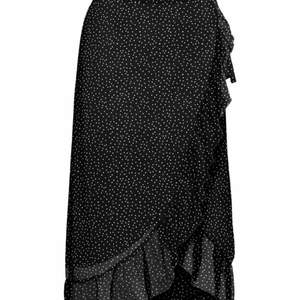 en svart/gråaktig volang kjol som aldrig är använd. köpt hos veromoda