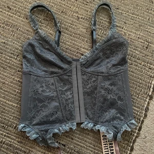 Korsett topp - Jätte vacker blå slutsåld korsett topp från Urban outfitters. Tyvärr passade den inte på mig så säljer helt ny. Nypris 500 och aldrig använd därför priset <33
