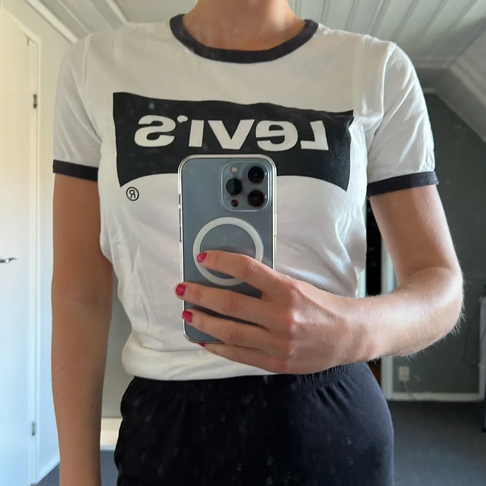 Snygg LEVI’S T-shirt, använd 2 ggr, Strl XS🤩🌸. T-shirts.