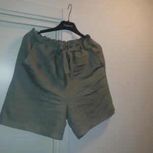 Helt nya och använda shorts  - Linne liknade shorts I färgen khaki. Lite lösare I passformen så skulle passa både en storlek small/medium. Perfekta nu till sommaren då de är luftiga. 