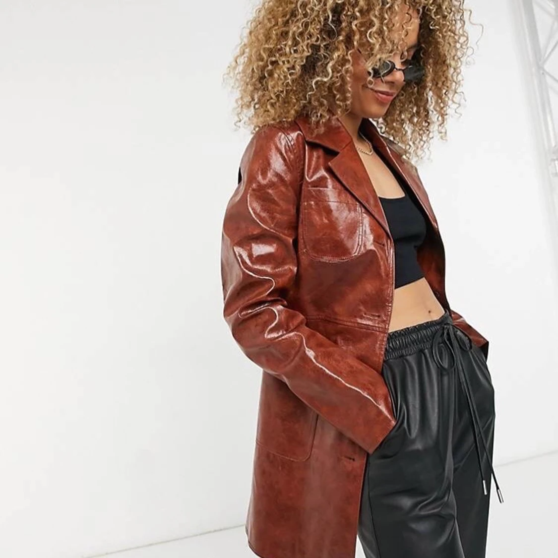 Brun kappa från Weekday i läderimitation - 90