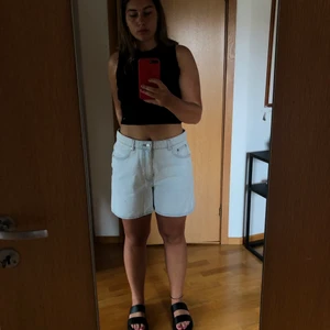 Jeansshorts - Aldrig använda ljusa jeansshorts från arket! Har aldrig användt dem för att jag beställde fel storlek och är lite för stora