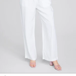 linnebyxor  - Har ett par linnebyxor från Cubus strl M som tyvärr är för stora, säljer därför dom då dom inte kommer komma till användning, vill annars oxå gärna byta mot ett par i XS/S💞