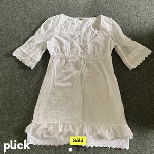 Söt klänning  - Jätte fin bil klänning med många detaljer, perfekt till studenten!🥰🥰 säljer då den inte rikigt var min storlek🥲 bilderna är lånade, skickar gärna fler om det önskas❤️