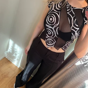 Humana tröja - En skitcool o unik tröja. Storlek xs-m, beroende på hur man vill ha den. Har lösa trådar men det är bara att klippa bort. Tunn i materialet<3