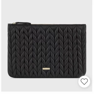 datorväska från nelly - säljer denna datorväska då den inte passade min macbook 13 tyvärr! funkar bättre till chromebook/ipad. helt oanvänd med lappar kvar! lite ”puffer”-aktigt material så att datorn ligger skyddad 👌🏼👌🏼 köpt för 450