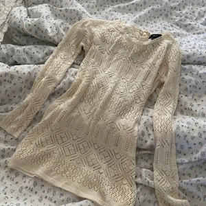 Strandklänning  - Superfin stickad strandklänning! Passar mig som är 165 och S super! Har bikini under på bilden så den är lagom genomskinlig vilket uppskattas! 