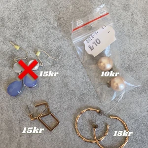 Örhängen  - 4 par örhängen. Blåa är från dollarstore (sålda❌), pärlorna är från en secondhand, båda guldörhängena är ifrån ur&pen. Alla säjs pga ingen användning.