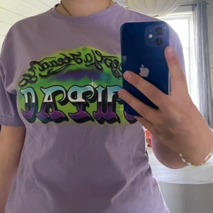 T-shirt med tryck - Lila t-shirt med tupac tryck på både fram och baksida där det står ”Keep ya head up”