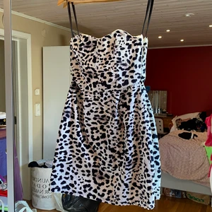 H&M - Klänning som har svarta prickar😊aldrig använt och inga band 
