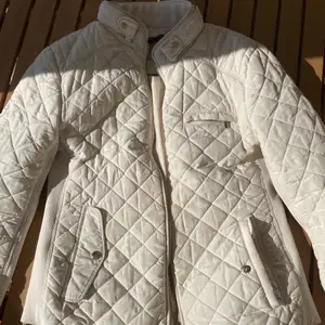 Säljer denna jacka som är köpt på Zara för 500 kr. Använd 2-3 gånger. Storlek M men passar en S. Skriv för mer info💕priset är exklusive frakt! 