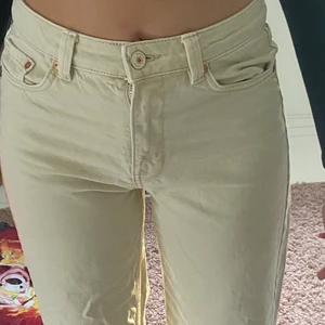 Snygga beige jeans från Bershka - Jättefina och trendiga jeans som passar bra till sommaren❤️❤️ Lite trasiga runt dragkedjan men annars jättefina! jag säljer för mycket mindre än jag köpte de för! OBS! Frakten kostar 45 kr🥰🥰🥰🥰