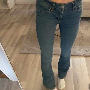 Levis jeans som är använda max 1 gång! Nypris 1149. Säljer pga för korta i benen för mig som är 1,68.   