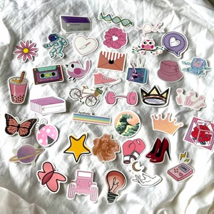 38 klistermärken  - Säljer dessa häftiga klistermärken då jag inte får någon användning av de ✨ säljs i ett paket. 