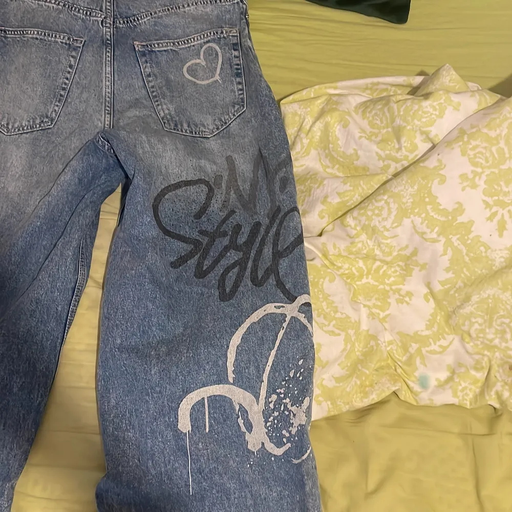 Coola jeans ifrån hm, köpta för 250 säljer för 100 + frakt! Snabb affär!. Jeans & Byxor.