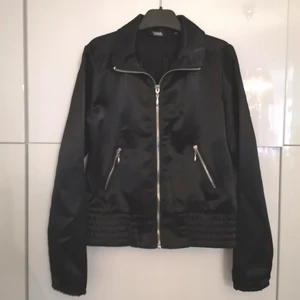 Jacka / kofta - Jätte skön svart silkig jacka/kofta för barn st 152. Pris kan diskuteras. 