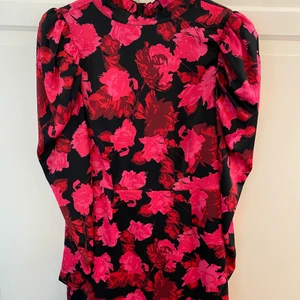 Klänning  - Jättefin klänning använd en gång st 36 nypris 599kr nu 150kr 