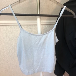 Linne - Linne från #monki med justerbara band! Jätte fin och knappt använd! Frakt tillkommer eller så kan jag mötas! #sommar #topp 
