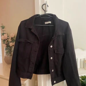 Jeansjacka  - En super fin jeans jacka från Gina tricot som var en stor favorit i min garderob sommaren 2020. Den är stor och luftig och man får plats med större tröjor under. Köparen står för frakt💓