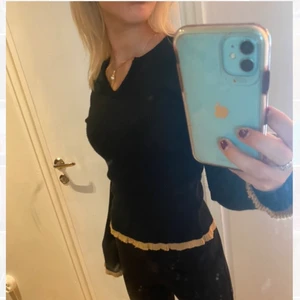 Långärmad svart tröja - Köpt på humana. Passar mig som är xs/s