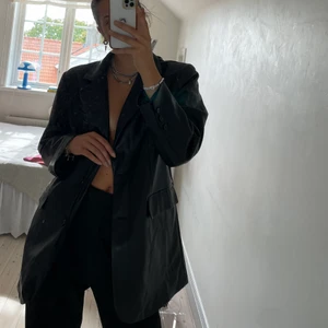 PU oversized läderjacka - Supersnygg kavaj med axelvadd. Får inte användning av den men den är otrolig!! Nypris 899kr. Jag står för frakten 📦 Endast betalning genom swish