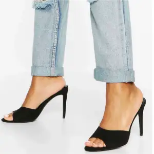 Mules/klackar med peep-toe och stilettklack från klackhöjd 10cm  Aldrig använda! Helt nya 