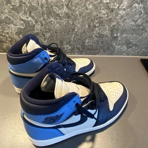 Air Jordan 1 High Obsidian  - Cond: 9/10 Storlek: 43 Bud: 2,8 Bin: 3,3 Köpta från GOAT 
