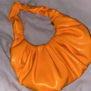 Helt ny orange väska. Aldrig använd så super fint skick.