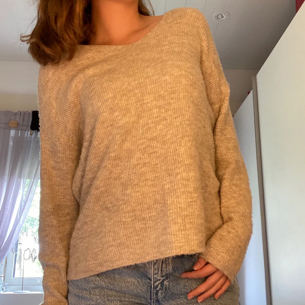 Jättefin beige/greige stickad tröja från vero Moda. Den har v-rigning och är lite nopprig, annars bra skick👍 80kr+frakt, kanske billigare vid snabb affär💗. Stickat.