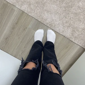 Svarta jeans - Säljer dessa super fina jeans i stl 36 med hål i knäna, som har kommit till användning endast 1 gång. Går till anklarna på mig som är ungefär 165 cm. Ny pris 439 kr. Frakten ingår ej i priset. 