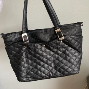 Väska  - Vi säljer denna fina svarta väskan i fejkläder. Fint skick!❗️Kan gå ner i pris vid snabb affär❗️