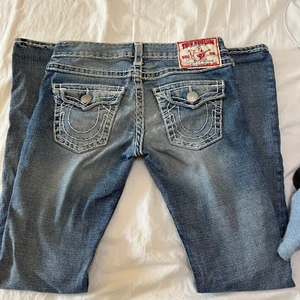 Skit snygga true religion jeans - Nu säljer jag ett par skitcoola true religion jeans som jag köpte på Plick för ungefär 1 år sen Men säljer dom vidare nu för att dom inte passar mig på de sättet som jag vill!! Kom privat för innerbenslängd och midjemått🫶🏼 buda i kmt, eller köp direkt 400!