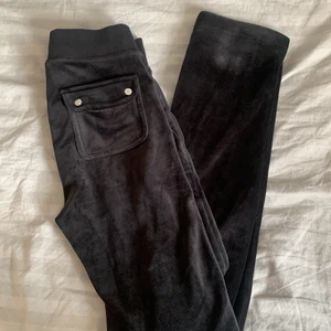 Juicy couture  - Kollar intresse för mina svarta juicy couture byxor i strl xxs! Pris kan diskuteras men säljer inte under 700💕tryck inte på köp direkt! HÖGSTA BUD 850+frakt!!!!