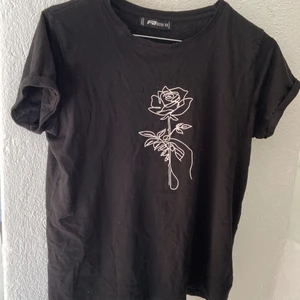 T-shirt - Otroligt skön t-shirt som tyvärr inte kommit till någon användning mer än någon gång. Superfint tryck och skönt material. 🌹💞Storlek XS