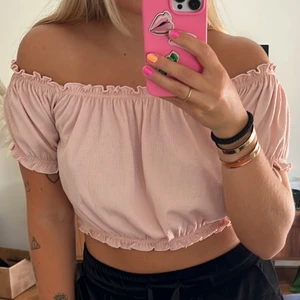 Rosa topp - En rosa jättegullig topp från H&M i storlek S! Använd 2-3 gånger, superfint skick 💗💘