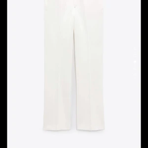 Lågmidjade linnebyxor från zara - Detta är de populära lågmidjade linnebyxorna från zara som är helt nya, köpta förra veckan för 699kr. De är i storlek M men råkades tvättas i tvättmaskin så de är krypta till storlek S skulle jag säga, därav säljer jag de. Pris kan diskuteras💕💕