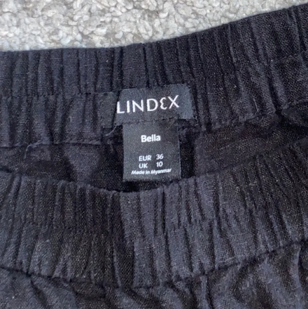 Svarta linnebyxor från Lindex, använda ett fåtal gånger. Strlk 36. Jeans & Byxor.