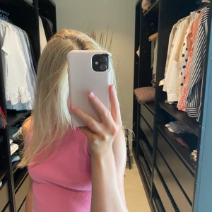 Rosa zara tanktop  - Säljer denna supersöta, trendiga, rosa zara topp❤️‍🔥 tröjan har INTE de mönster som visas på bilden, utan det blev endast så när man tog bilden med kameran. Priset kan diskuteras, men frakten ingår inte🫶🏼🎸 buda på