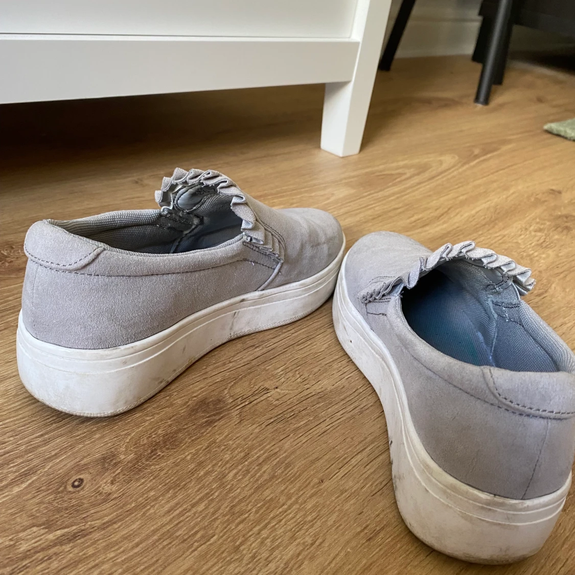 Kallgråa slip-on skor  - 91