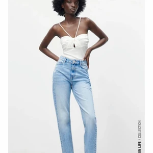 Zara straight jeans - Säljer dessa jeansen som är på första bilden bara i en mörkare färg! Verkligen mina favoriter men har köpt en massa andra så väljer då att sälja ut dessa! Pris går såklart att diskutera. De är i storlek 32 men själv är jag 34-36 och de passar mig perfekt 