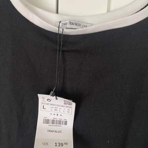 En fin svartvit klänning som formar/sitter snyggt! Från Zara i storlek L, lapparna kvar! Köpt för 139kr.