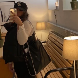 Väska - Svart tiamo väska, stor och rymlig. Säljs då den inte kommer till användning längre💗 Nypris 550kr