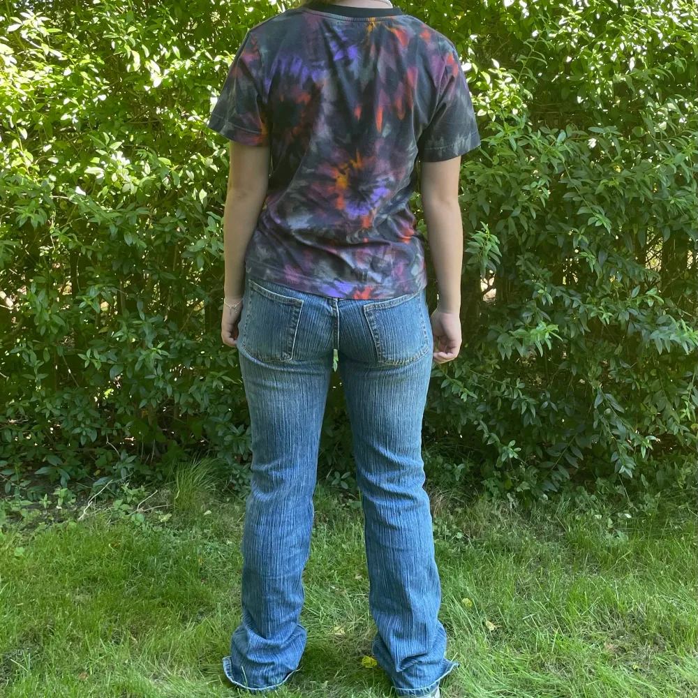 En tie dye t-shirt från Dedicated! Knappt använd. 100% bomull, bra kvalite och bekväm på😊👍🏻 Originalpris: 300kr Frakt ingår inte i priset. T-paidat.