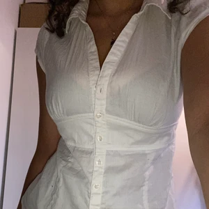 Bottom up white shirt size 38 - En bottom up vit tröja. Den är på en bra kondition. 