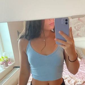 2st linnen storlek XS - 2st croppade linnen perfekta för sommaren.  Båda är i storleken xs.  Det ljusrosa är något längre i passformen. Köparen står för frakt